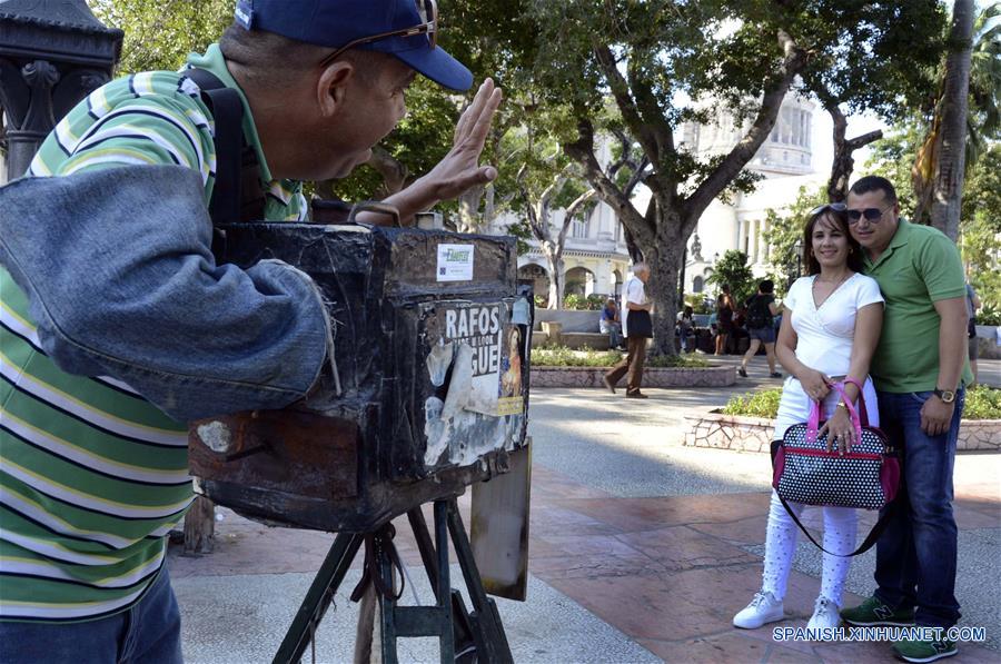 CUBA-HABANA-CAMARA DE CAJON-FOTOGRAFO