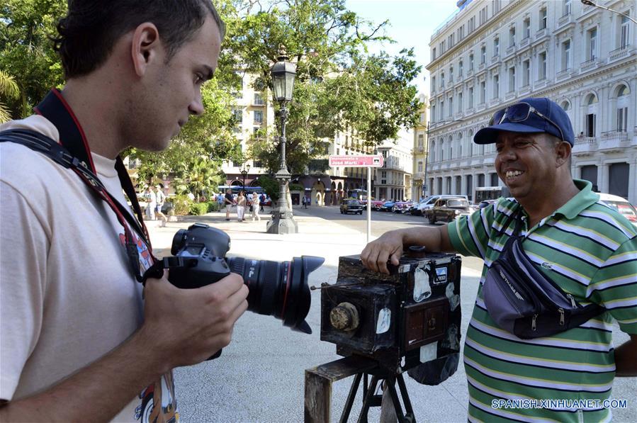 CUBA-HABANA-CAMARA DE CAJON-FOTOGRAFO