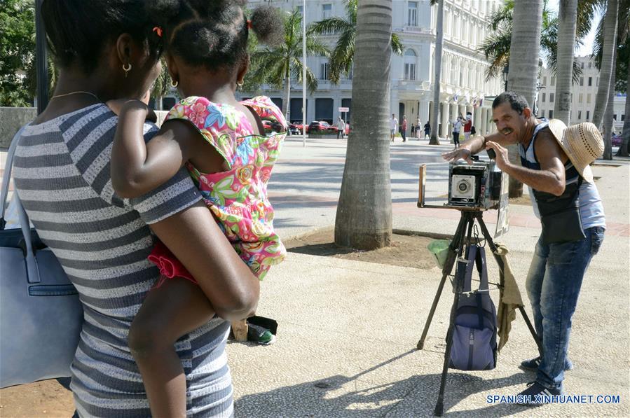 CUBA-HABANA-CAMARA DE CAJON-FOTOGRAFO