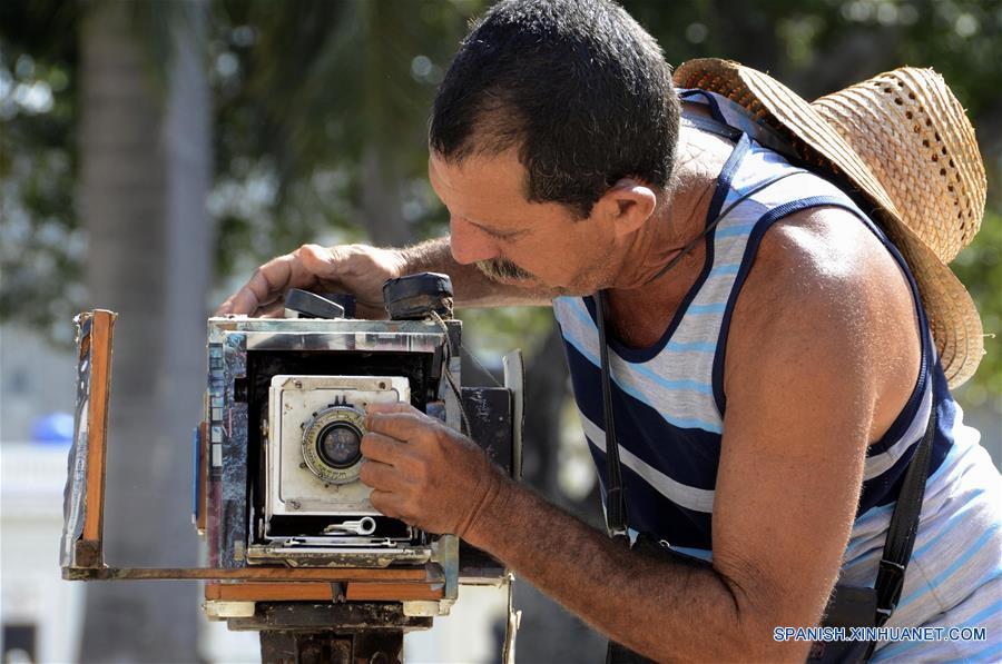 CUBA-HABANA-CAMARA DE CAJON-FOTOGRAFO