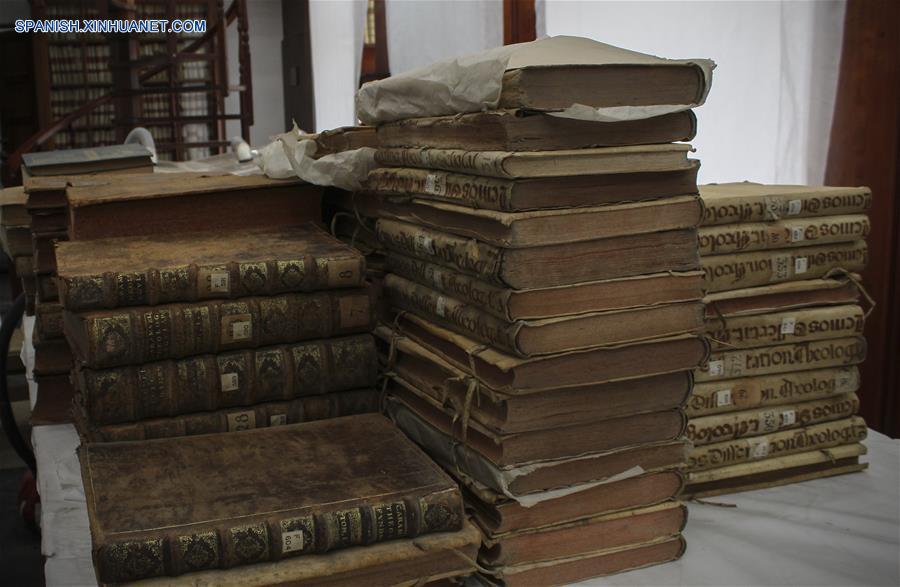ECUADOR-QUITO-RESTAURACION-LIBROS-SERIE