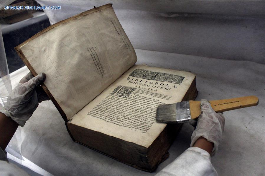 ECUADOR-QUITO-RESTAURACION-LIBROS-SERIE