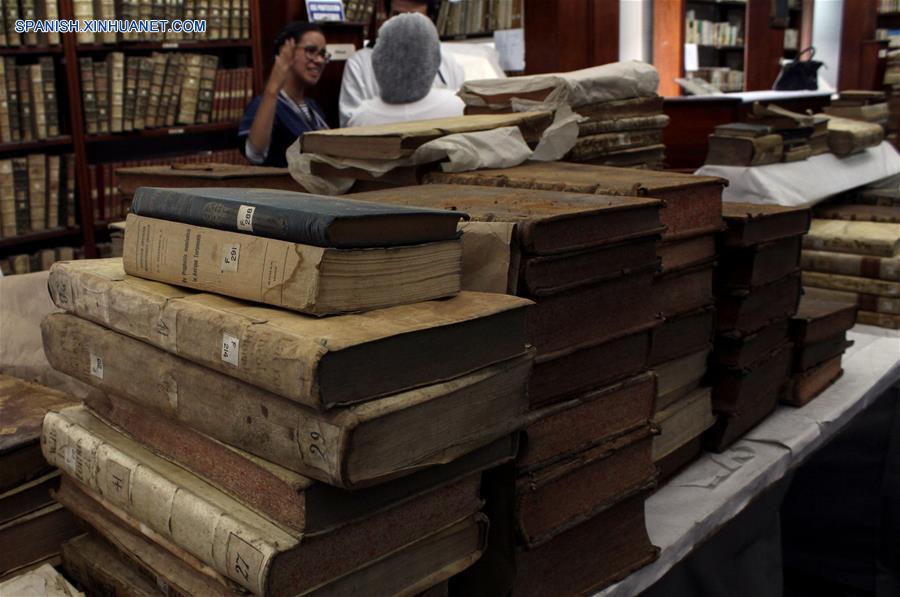 ECUADOR-QUITO-RESTAURACION-LIBROS-SERIE