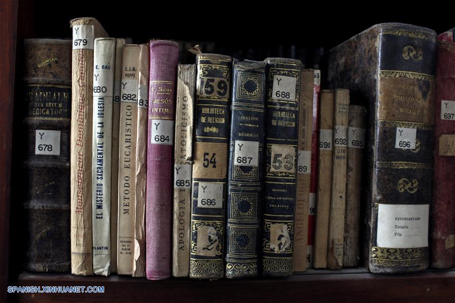 ECUADOR-QUITO-RESTAURACION-LIBROS-SERIE