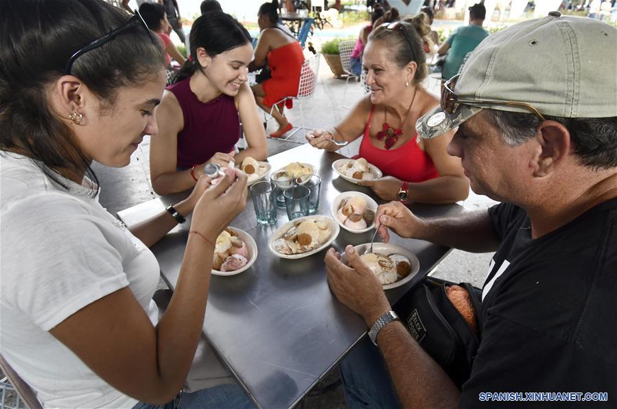 CUBA-HABANA-HELADERIA COPPELIA