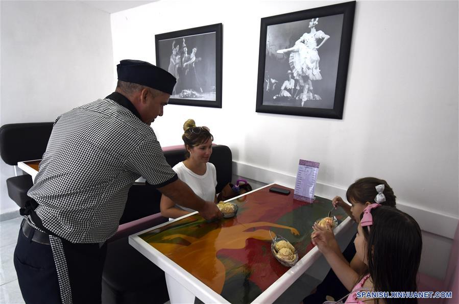 CUBA-HABANA-HELADERIA COPPELIA