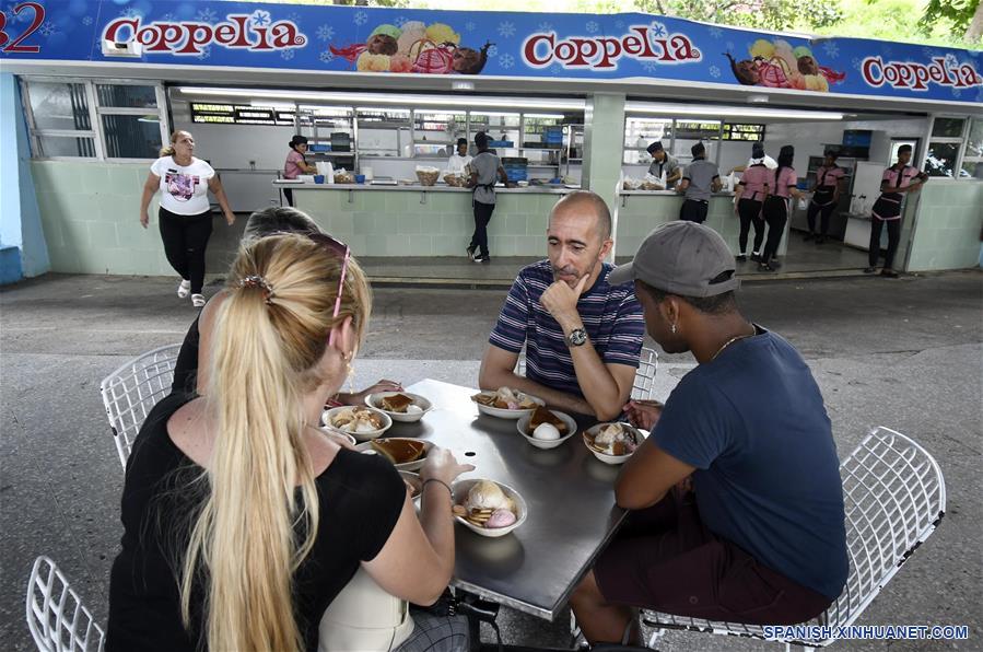 CUBA-HABANA-HELADERIA COPPELIA