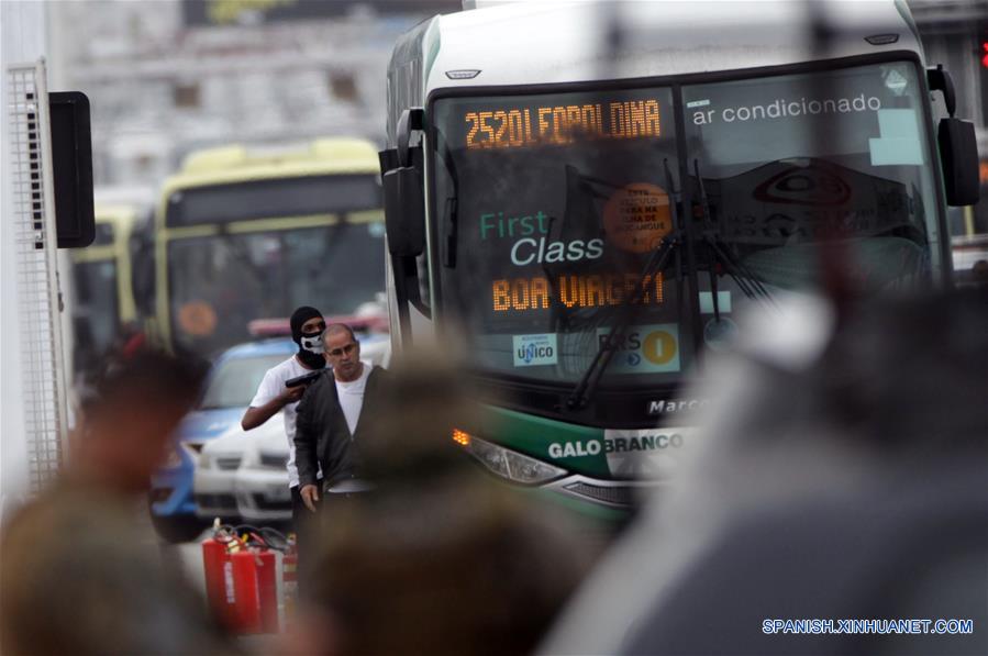 BRASIL-RIO DE JANEIRO-SECUESTRO DE AUTOBUS