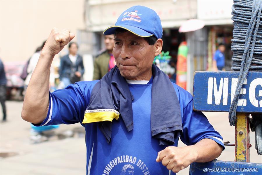 PERU-LIMA-CARRETILLERO