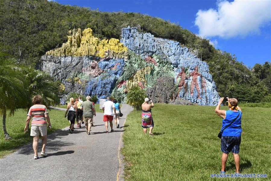 CUBA-VI&Ntilde;ALES-TURISMO-SERIE