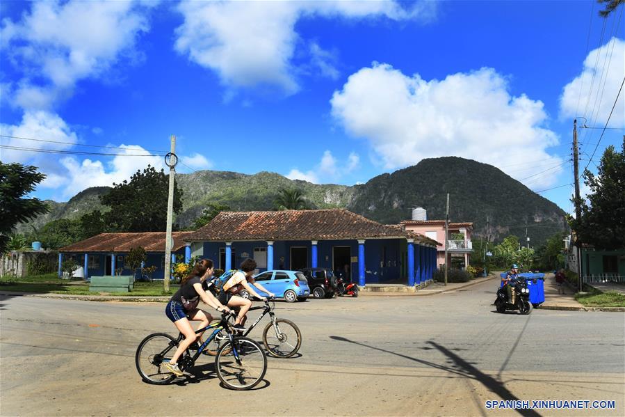 CUBA-VI&Ntilde;ALES-TURISMO-SERIE