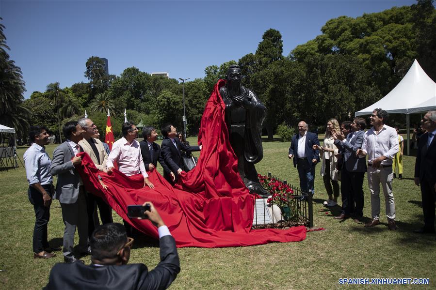 ARGENTINA-BUENOS AIRES-CHINA-ESTATUA DE CONFUCIO