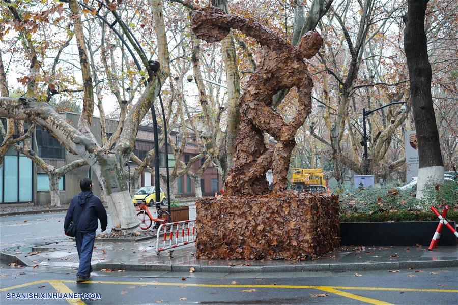 CHINA-ZHEJIANG-HANGZHOU-ARTE DE HOJAS DE OTOÑO