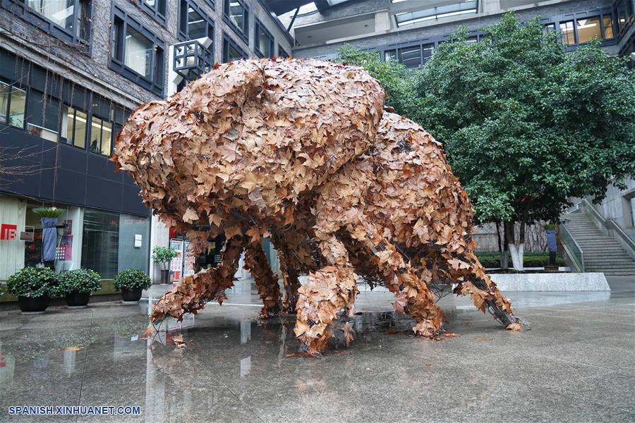 CHINA-ZHEJIANG-HANGZHOU-ARTE DE HOJAS DE OTOÑO