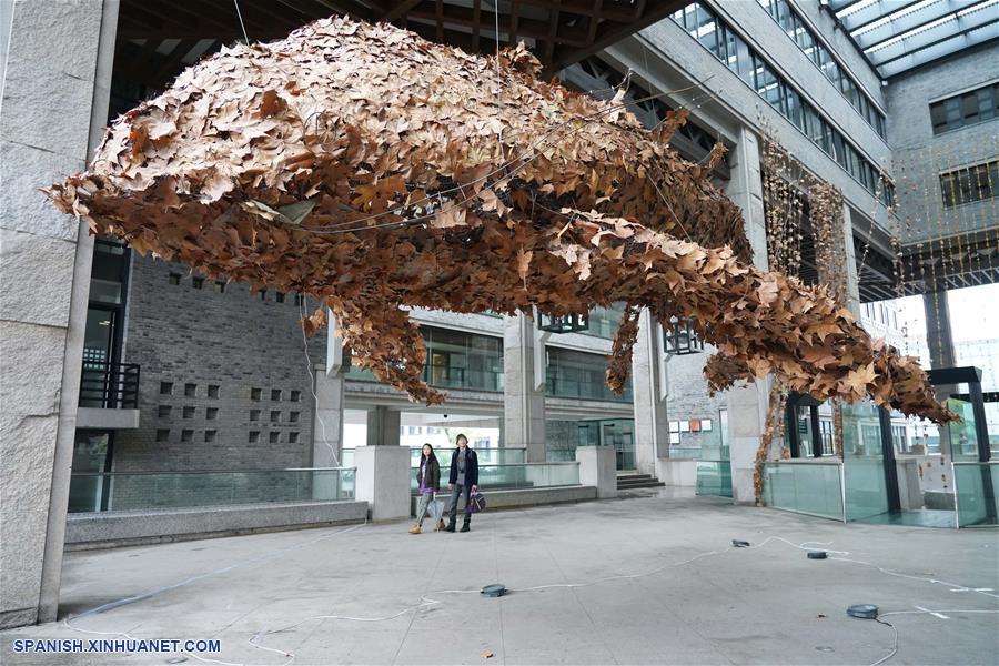 CHINA-ZHEJIANG-HANGZHOU-ARTE DE HOJAS DE OTOÑO