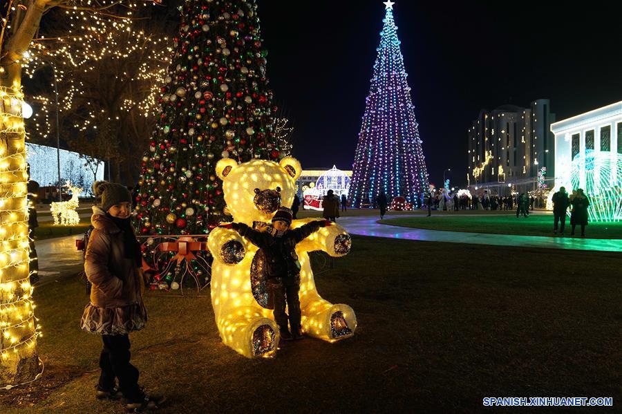 UZBEKISTAN-TASKENT-DECORACIONES DE NAVIDAD