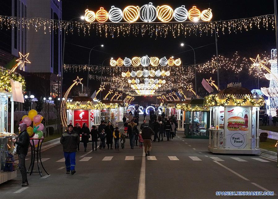 UZBEKISTAN-TASKENT-DECORACIONES DE NAVIDAD