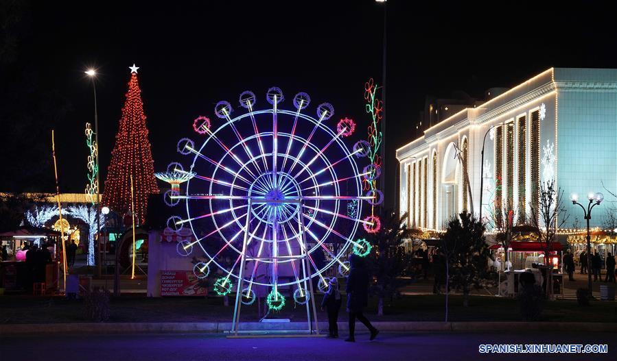 UZBEKISTAN-TASKENT-DECORACIONES DE NAVIDAD