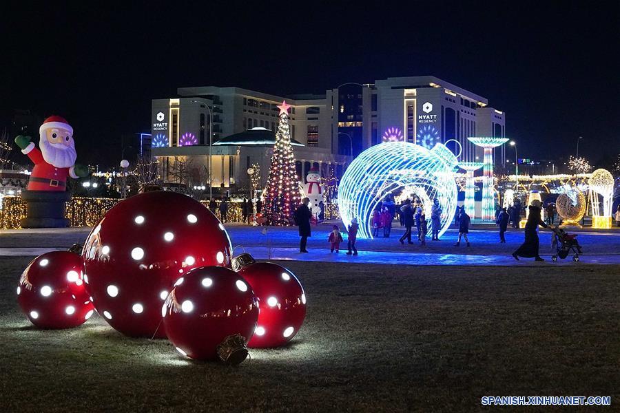 UZBEKISTAN-TASKENT-DECORACIONES DE NAVIDAD