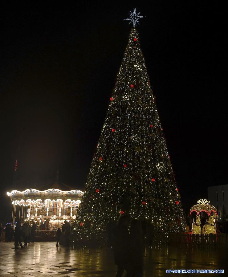 ALBANIA-TIRANA-DECORACION NAVIDEÑA
