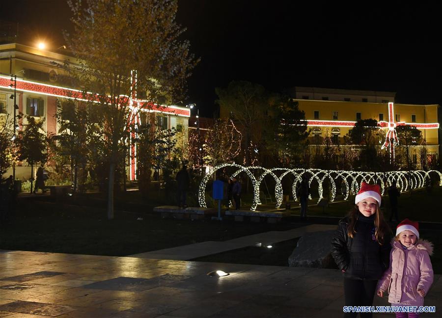 ALBANIA-TIRANA-DECORACION NAVIDEÑA