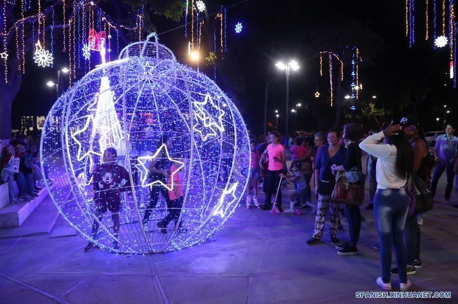 VENEZUELA-CARACAS-NAVIDAD-LUCES