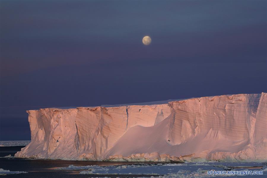 CHINA-XUELONG 2-EXPEDICION ANTARTICA-ICEBERG