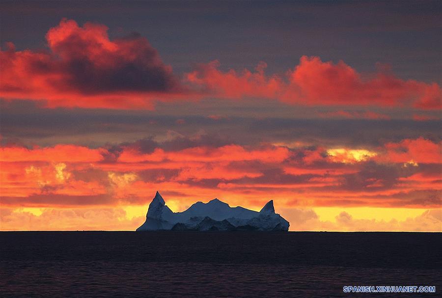 CHINA-XUELONG 2-EXPEDICION ANTARTICA-ICEBERG