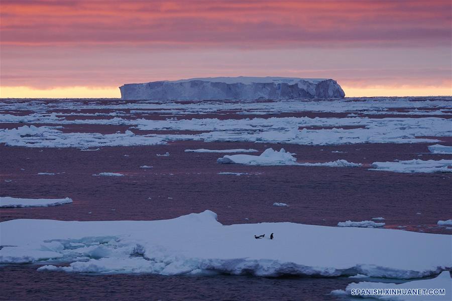 CHINA-XUELONG 2-EXPEDICION ANTARTICA-ICEBERG