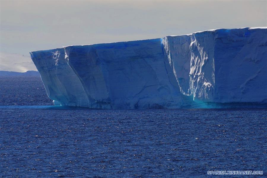 CHINA-XUELONG 2-EXPEDICION ANTARTICA-ICEBERG