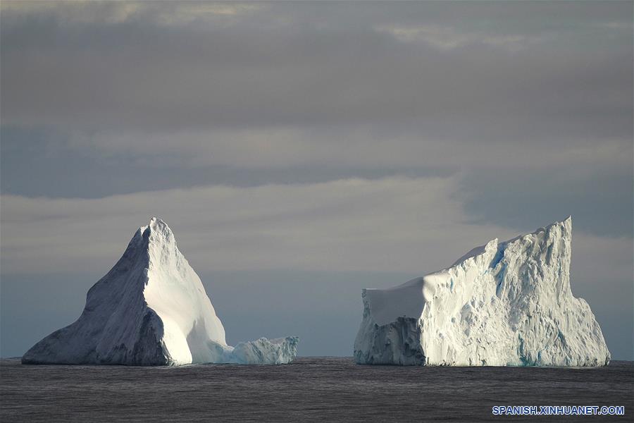 CHINA-XUELONG 2-EXPEDICION ANTARTICA-ICEBERG