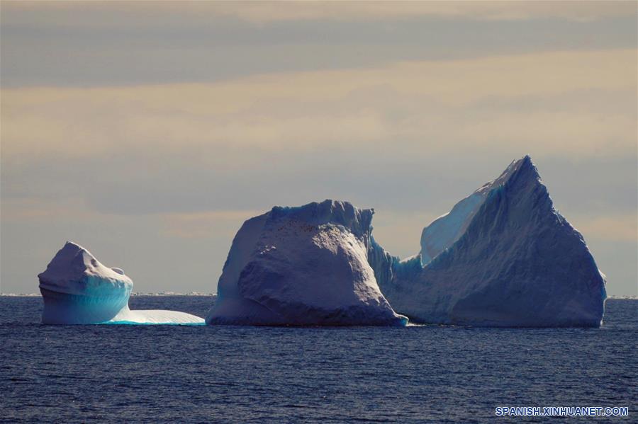 CHINA-XUELONG 2-EXPEDICION ANTARTICA-ICEBERG
