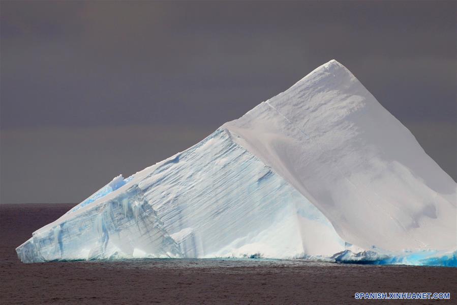 CHINA-XUELONG 2-EXPEDICION ANTARTICA-ICEBERG
