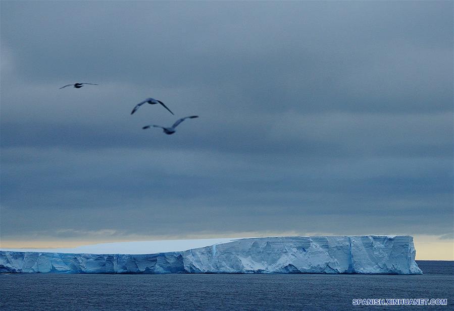 CHINA-XUELONG 2-EXPEDICION ANTARTICA-ICEBERG