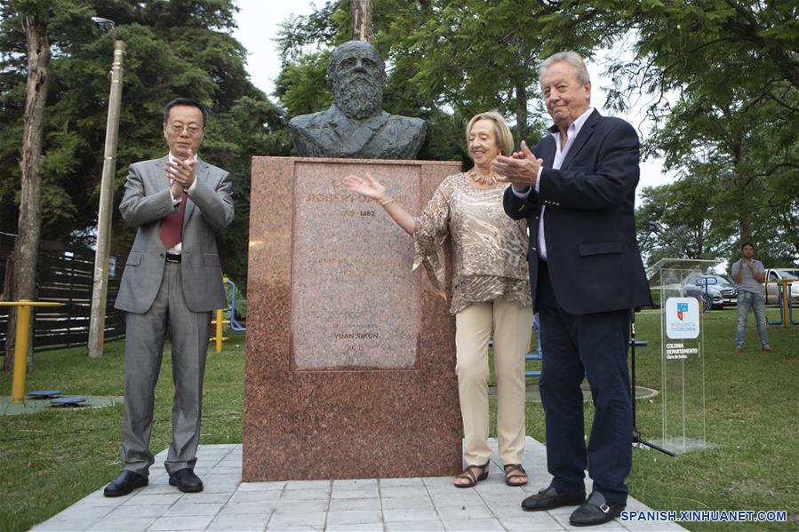 URUGUAY-CARMELO-CHINA-ESCULTURA