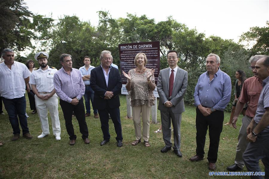 URUGUAY-CARMELO-CHINA-ESCULTURA