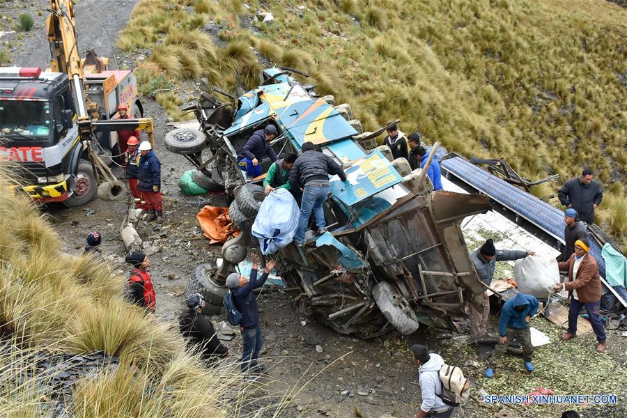 BOLIVIA-LA PAZ-ACCIDENTE-AUTOBUS
