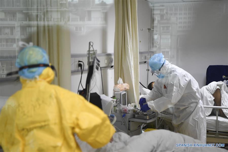 CHINA-CHONGQING-CORONAVIRUS-TRABAJADORES MEDICOS