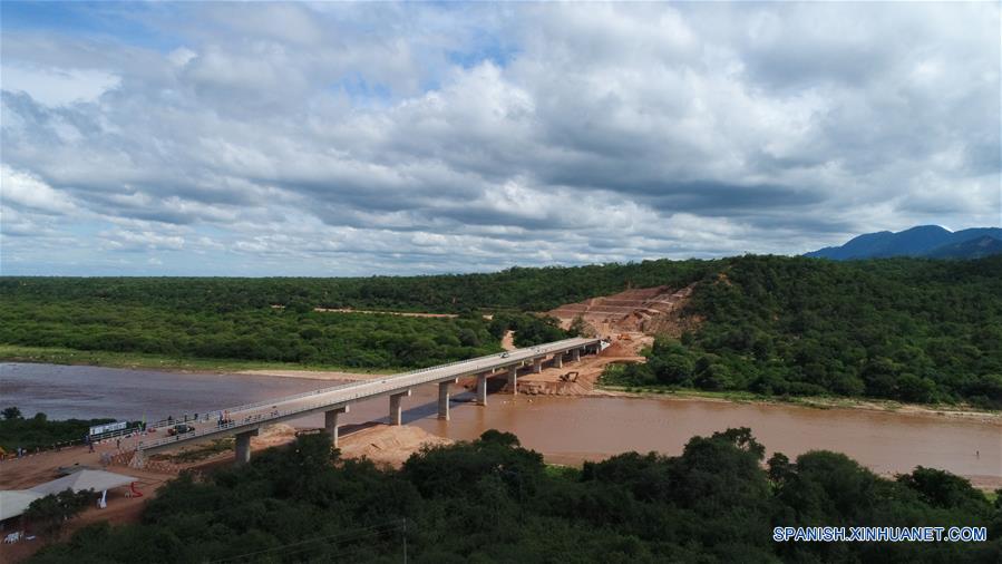 BOLIVIA-SANTA CRUZ-PUENTE DE CARRETERA-OPERACION-SERIE