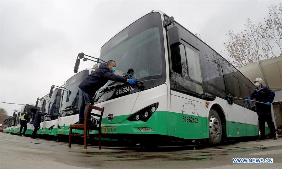 CHINA-WUHAN-NUEVO CORONAVIRUS-AUTOBUSES-DESINFECCION