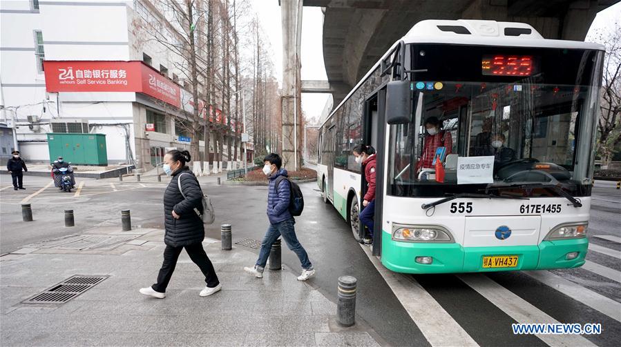 CHINA-WUHAN-NUEVO CORONAVIRUS-AUTOBUSES-DESINFECCION