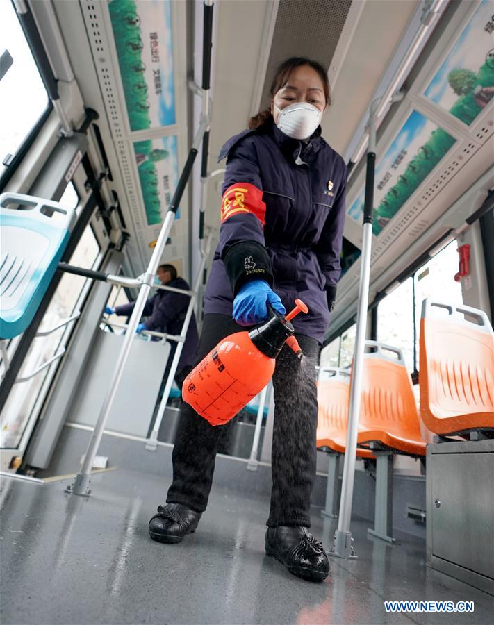 CHINA-WUHAN-NUEVO CORONAVIRUS-AUTOBUSES-DESINFECCION