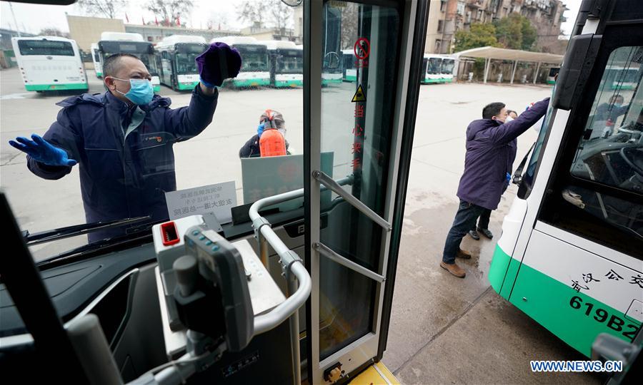 CHINA-WUHAN-NUEVO CORONAVIRUS-AUTOBUSES-DESINFECCION