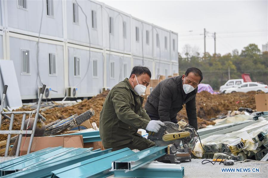 CHINA-HUBEI-XIAOGAN-HOSPITAL IMPROVISADO-CONSTRUCCION