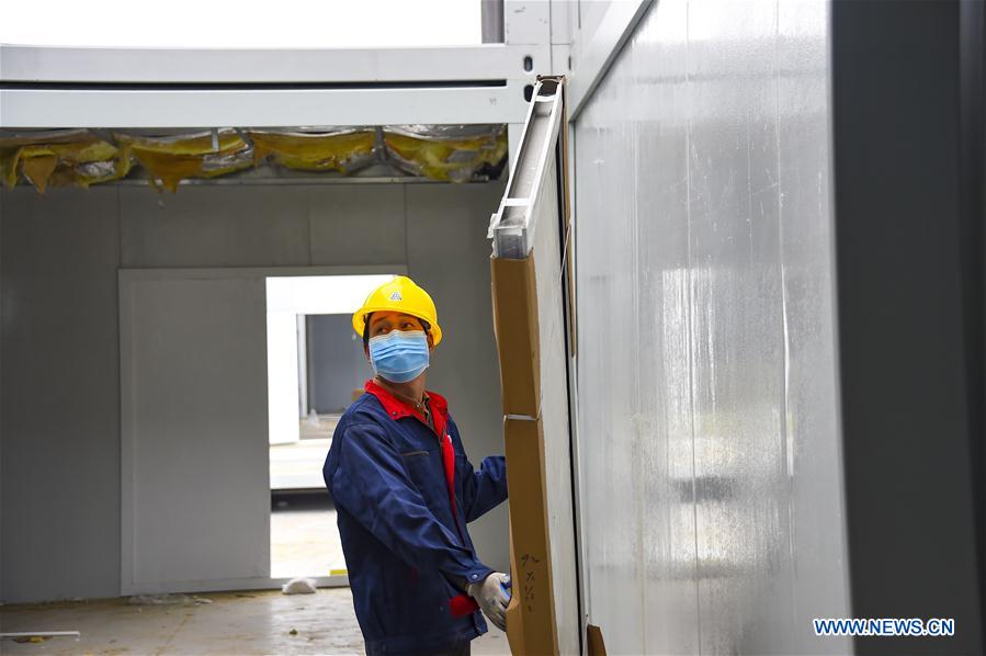 CHINA-HUBEI-XIAOGAN-HOSPITAL IMPROVISADO-CONSTRUCCION