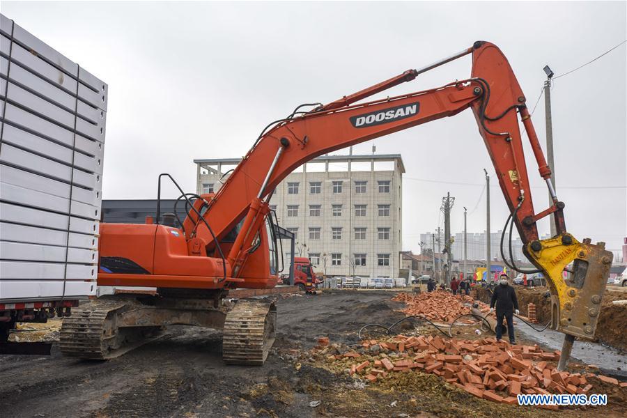 CHINA-HUBEI-XIAOGAN-HOSPITAL IMPROVISADO-CONSTRUCCION