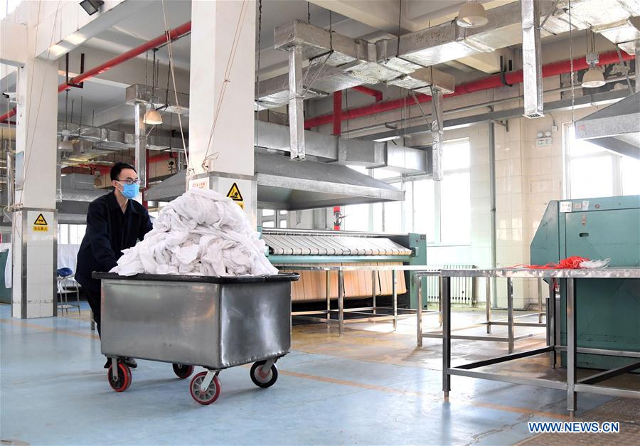 CHINA-BEIJING-NUEVO CORONAVIRUS-EPIDEMIA-FERROCARRIL-ROPA DE CAMA-LIMPIEZA-DESINFECCION