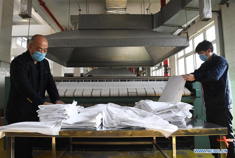 CHINA-BEIJING-NUEVO CORONAVIRUS-EPIDEMIA-FERROCARRIL-ROPA DE CAMA-LIMPIEZA-DESINFECCION