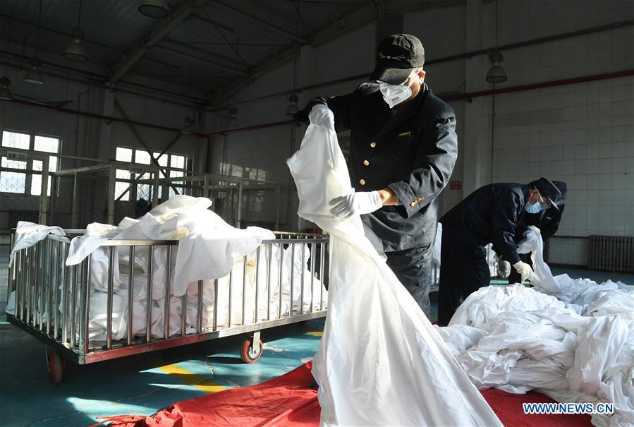 CHINA-BEIJING-NUEVO CORONAVIRUS-EPIDEMIA-FERROCARRIL-ROPA DE CAMA-LIMPIEZA-DESINFECCION