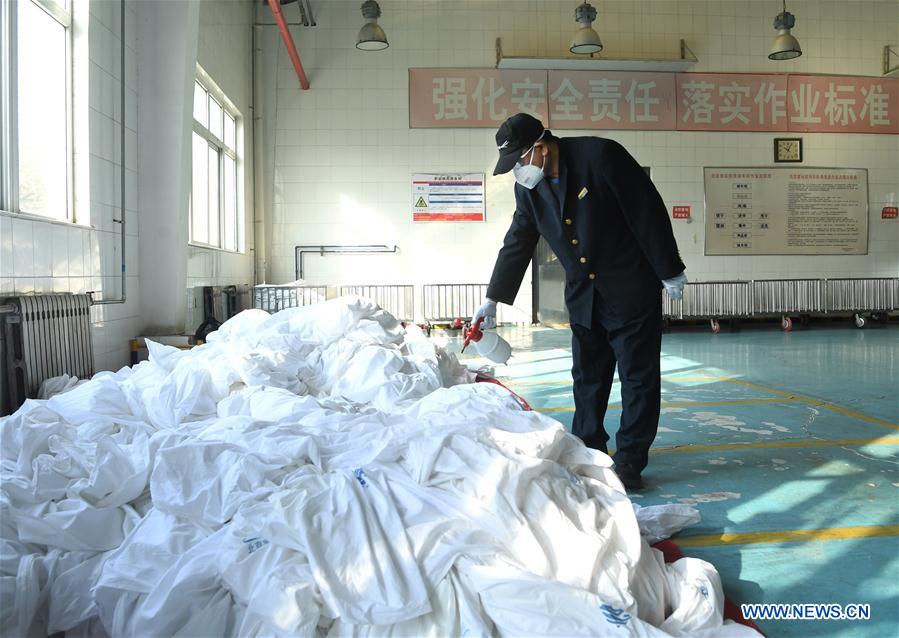 CHINA-BEIJING-NUEVO CORONAVIRUS-EPIDEMIA-FERROCARRIL-ROPA DE CAMA-LIMPIEZA-DESINFECCION